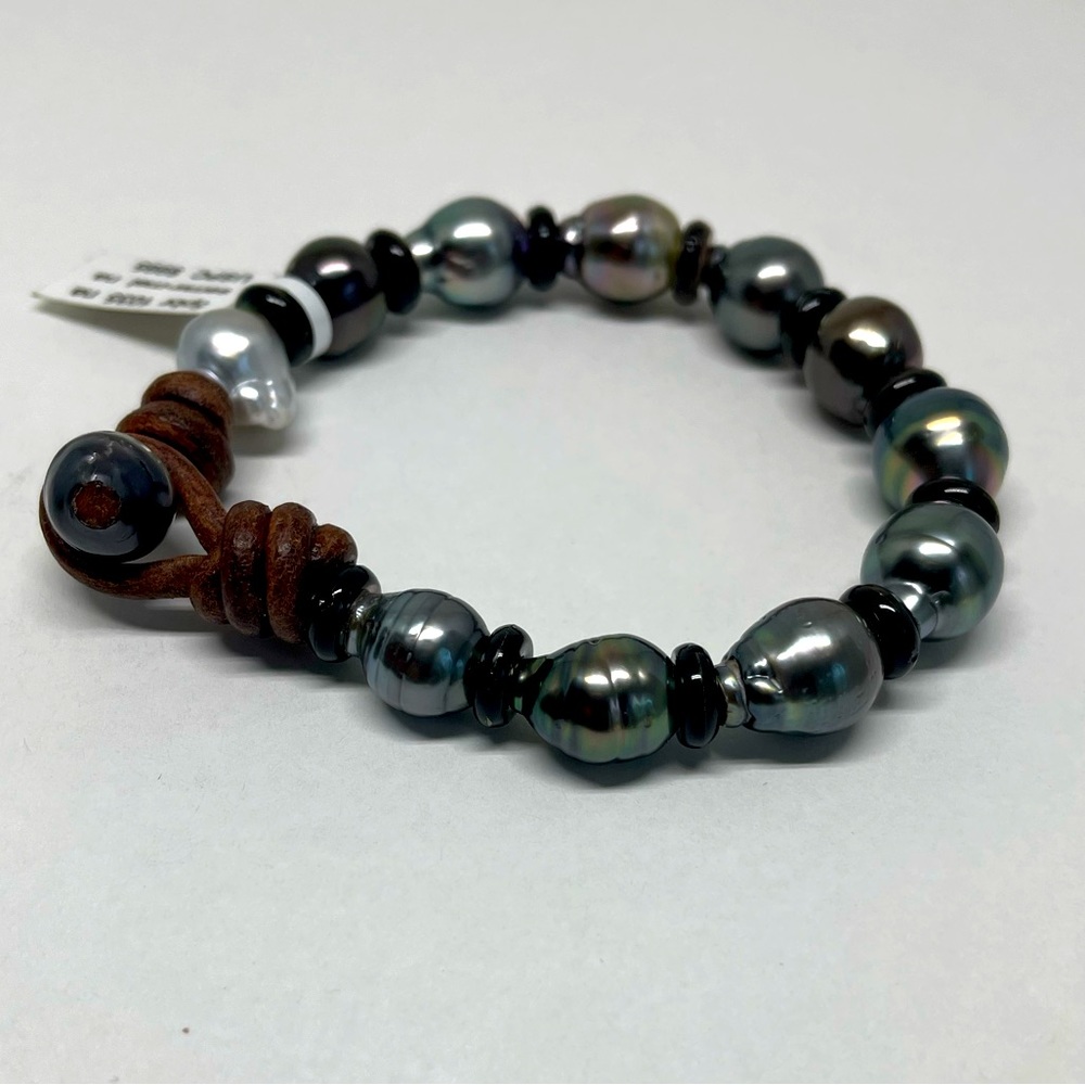 A Tahitian, South Sea pearl bracelet